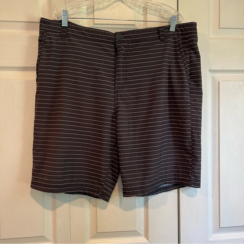 🩷 Han Ton Men’s Gray and White Amphibian Shorts / Board Shorts - 38.